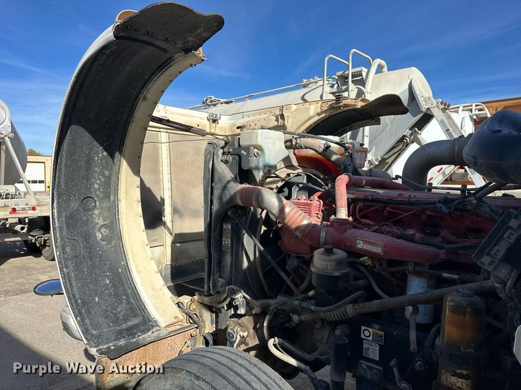 image for item DT6517 2013 Peterbilt 388 semi truck