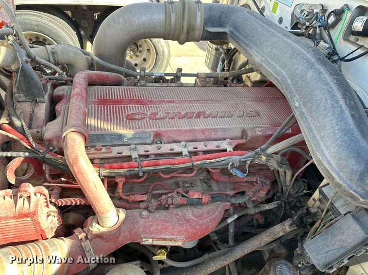 image for item DT6517 2013 Peterbilt 388 semi truck