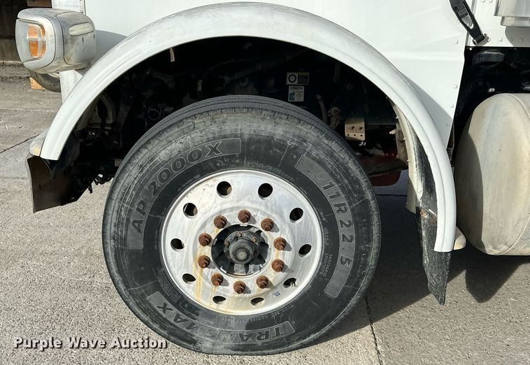 image for item DT6517 2013 Peterbilt 388 semi truck