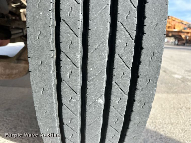 image for item DT6517 2013 Peterbilt 388 semi truck