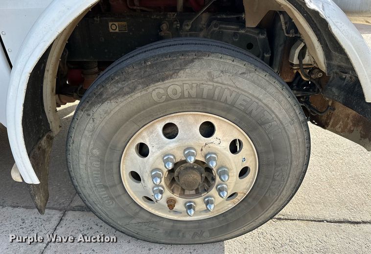 image for item DT6517 2013 Peterbilt 388 semi truck