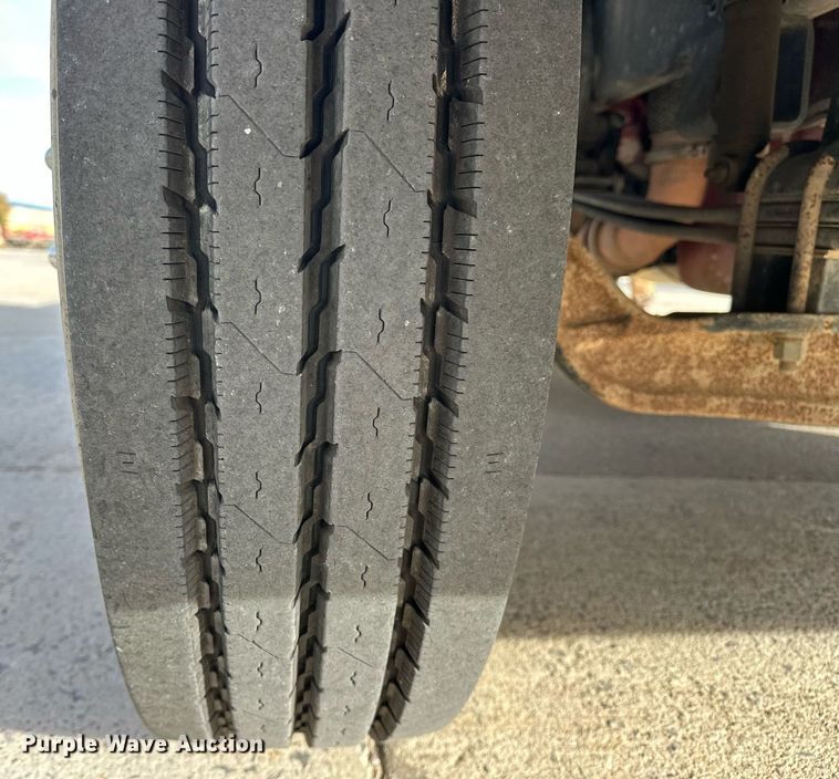 image for item DT6517 2013 Peterbilt 388 semi truck