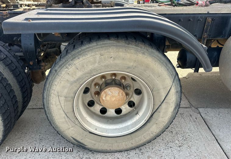 image for item DT6517 2013 Peterbilt 388 semi truck