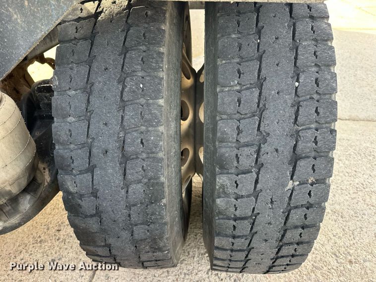 image for item DT6517 2013 Peterbilt 388 semi truck