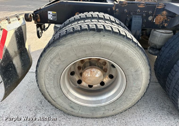 image for item DT6517 2013 Peterbilt 388 semi truck