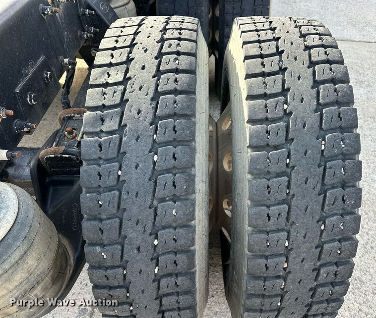 image for item DT6517 2013 Peterbilt 388 semi truck