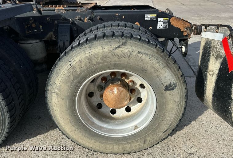 image for item DT6517 2013 Peterbilt 388 semi truck