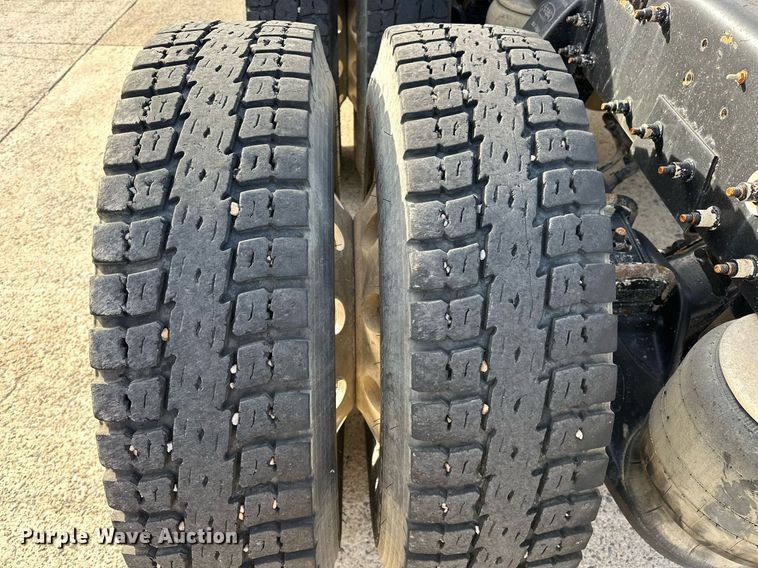 image for item DT6517 2013 Peterbilt 388 semi truck