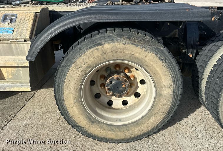 image for item DT6517 2013 Peterbilt 388 semi truck