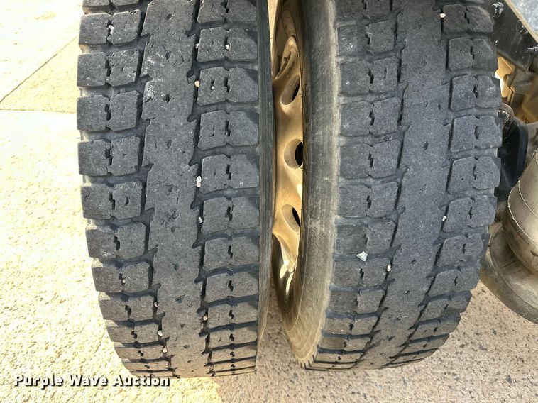 image for item DT6517 2013 Peterbilt 388 semi truck