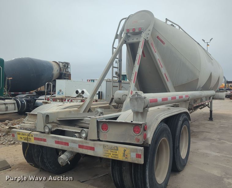 image for item DT6560 2000 Fruehauf HAB-HT2-J1000X3 pneumatic dry bulk trailer