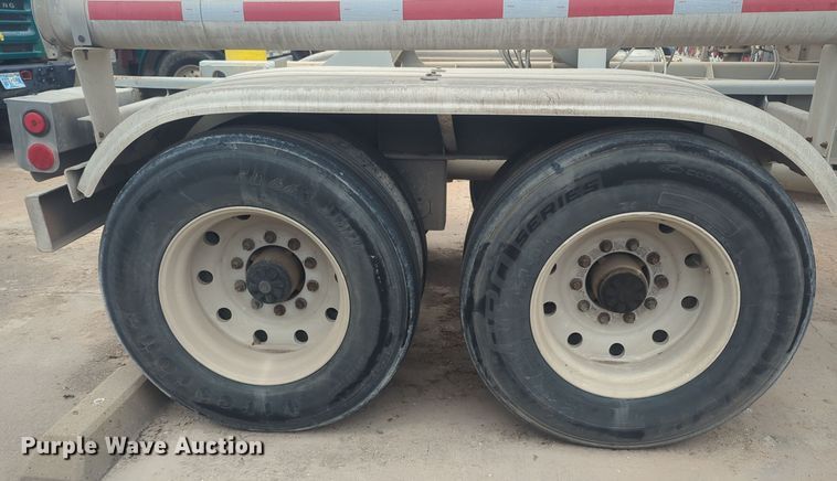 image for item DT6560 2000 Fruehauf HAB-HT2-J1000X3 pneumatic dry bulk trailer