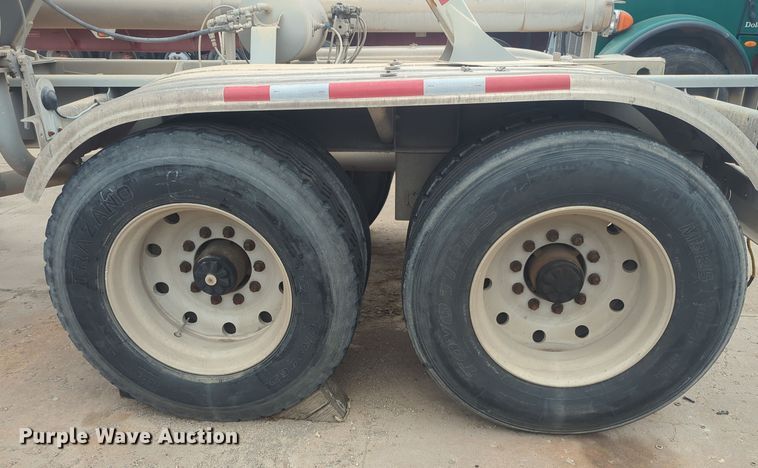 image for item DT6560 2000 Fruehauf HAB-HT2-J1000X3 pneumatic dry bulk trailer