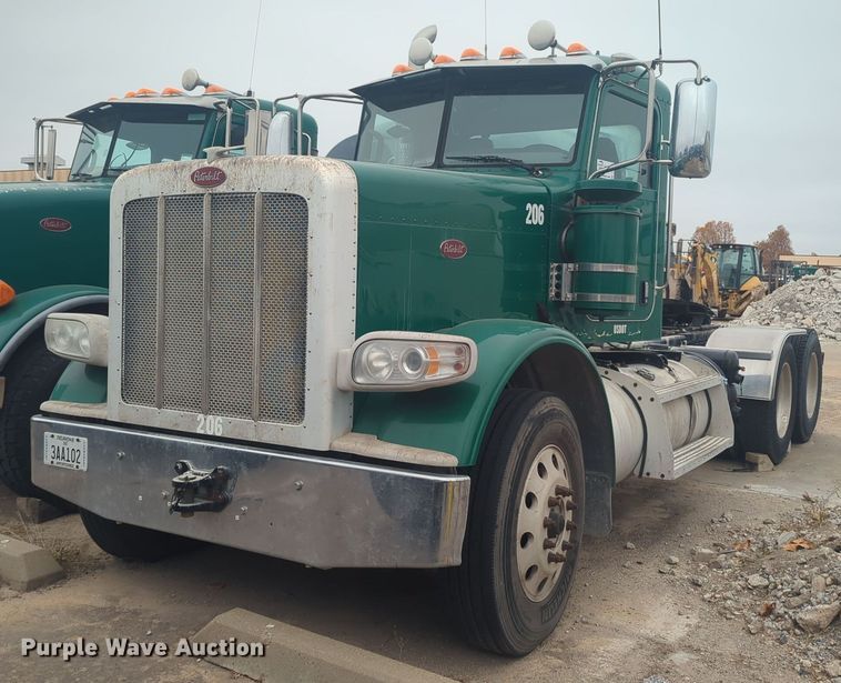 image for item DT6562 2016 Peterbilt  389 semi truck