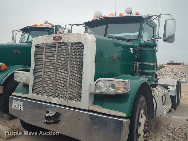 image for item DT6562 2016 Peterbilt  389 semi truck