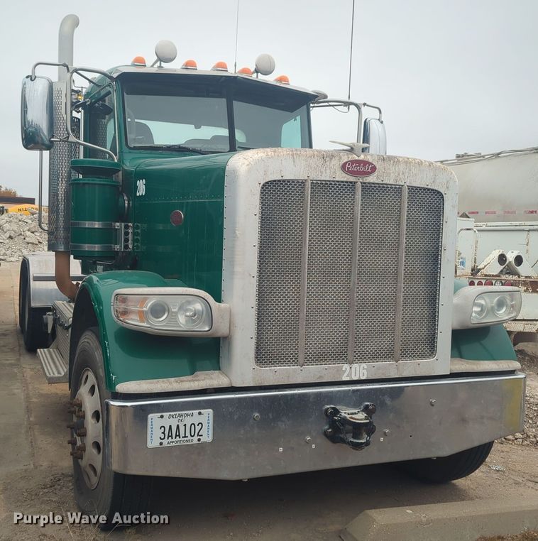 image for item DT6562 2016 Peterbilt  389 semi truck