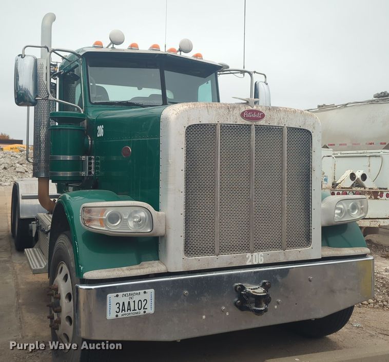 image for item DT6562 2016 Peterbilt  389 semi truck
