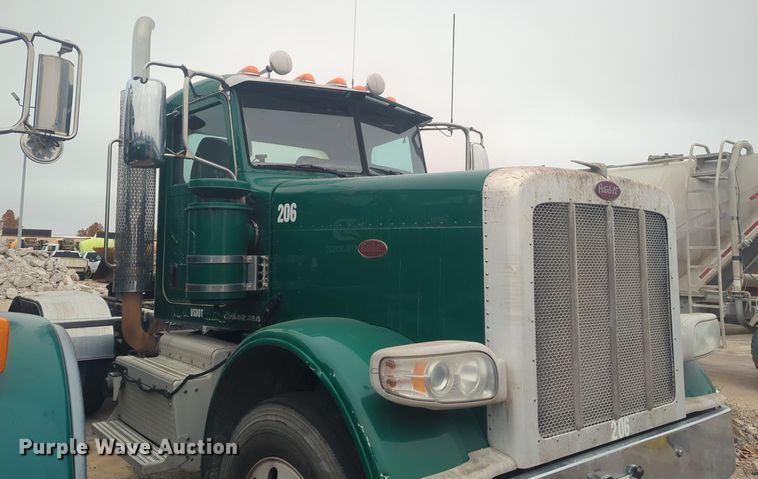 image for item DT6562 2016 Peterbilt  389 semi truck