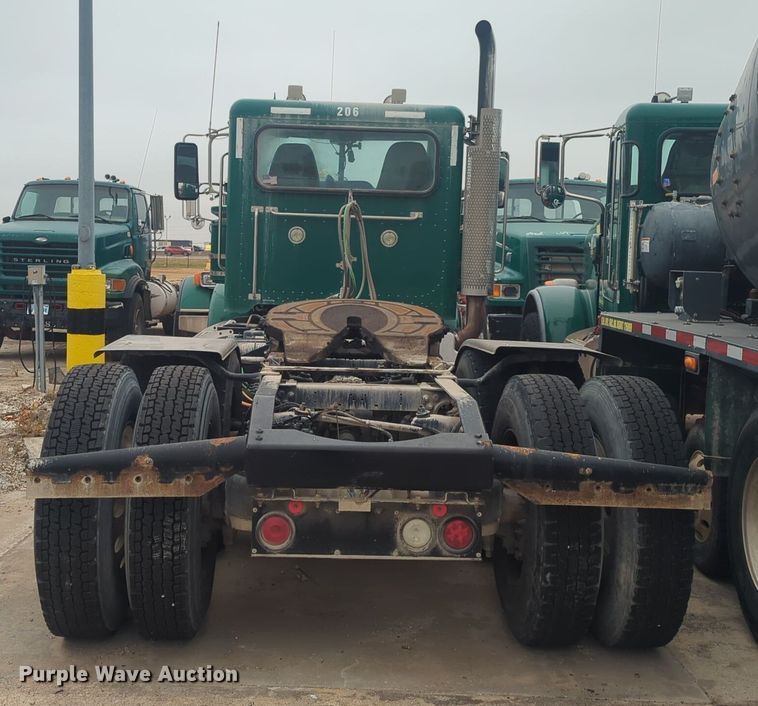 image for item DT6562 2016 Peterbilt  389 semi truck