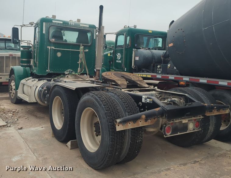 image for item DT6562 2016 Peterbilt  389 semi truck