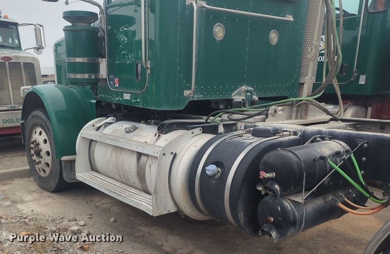 image for item DT6562 2016 Peterbilt  389 semi truck