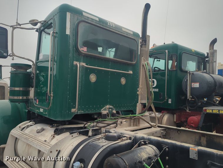 image for item DT6562 2016 Peterbilt  389 semi truck