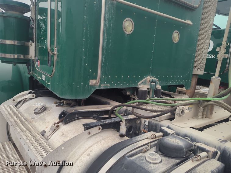 image for item DT6562 2016 Peterbilt  389 semi truck