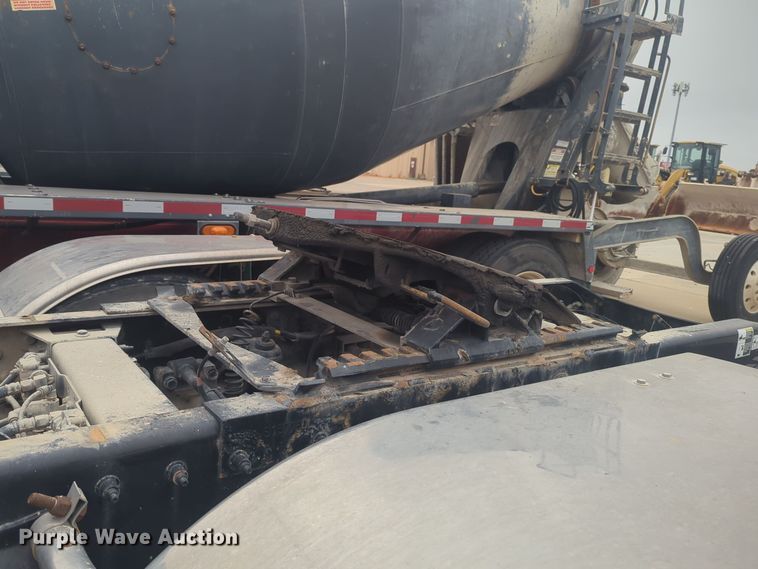 image for item DT6562 2016 Peterbilt  389 semi truck