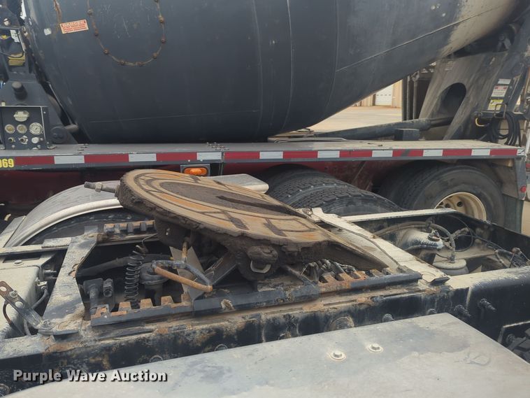 image for item DT6562 2016 Peterbilt  389 semi truck