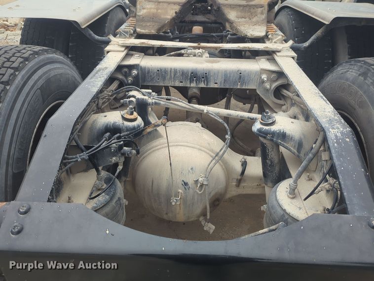 image for item DT6562 2016 Peterbilt  389 semi truck