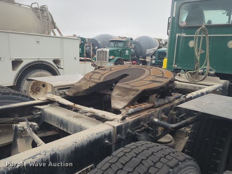 image for item DT6562 2016 Peterbilt  389 semi truck