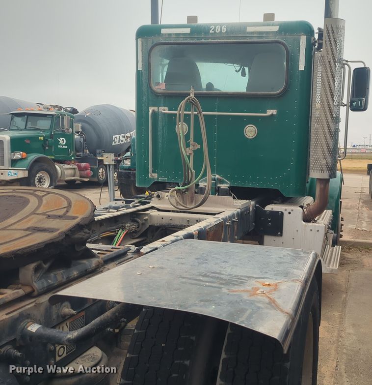 image for item DT6562 2016 Peterbilt  389 semi truck