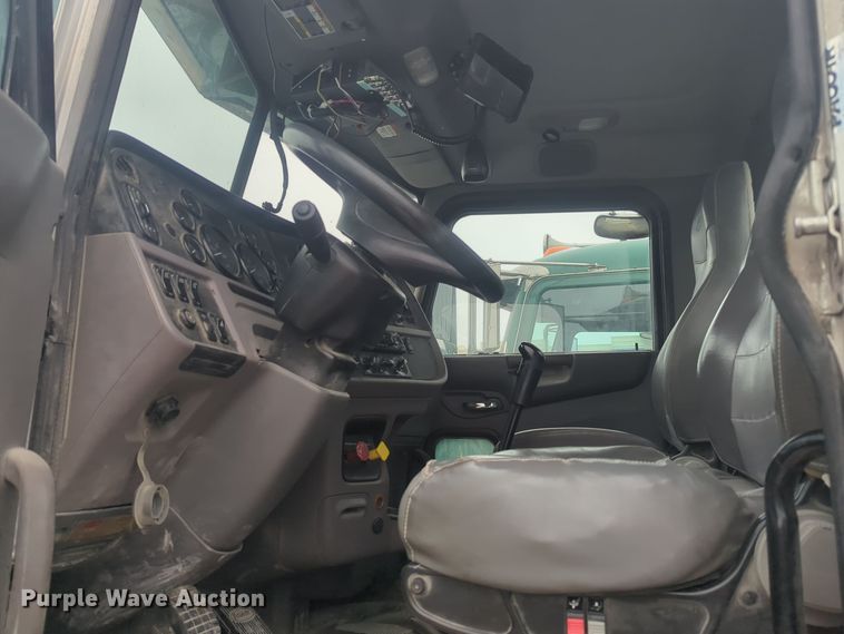 image for item DT6562 2016 Peterbilt  389 semi truck