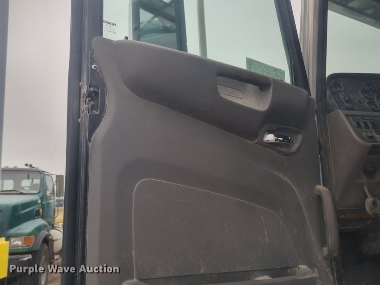 image for item DT6562 2016 Peterbilt  389 semi truck