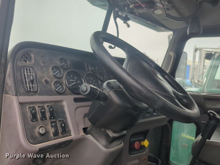 image for item DT6562 2016 Peterbilt  389 semi truck