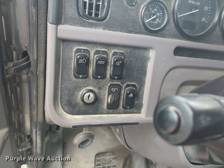 image for item DT6562 2016 Peterbilt  389 semi truck