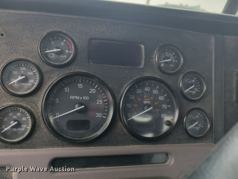 image for item DT6562 2016 Peterbilt  389 semi truck