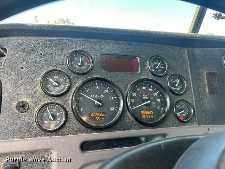 image for item DT6562 2016 Peterbilt  389 semi truck