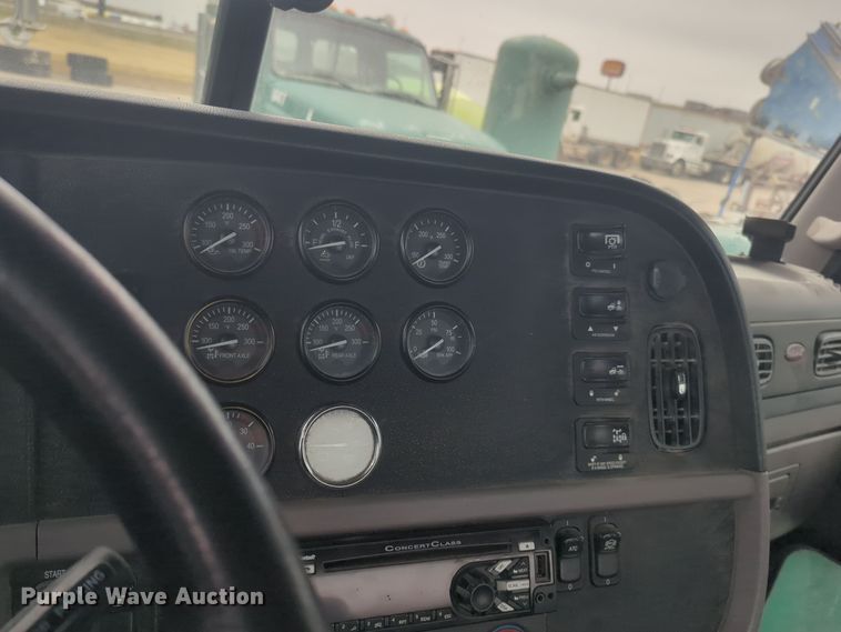 image for item DT6562 2016 Peterbilt  389 semi truck