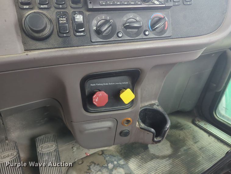 image for item DT6562 2016 Peterbilt  389 semi truck