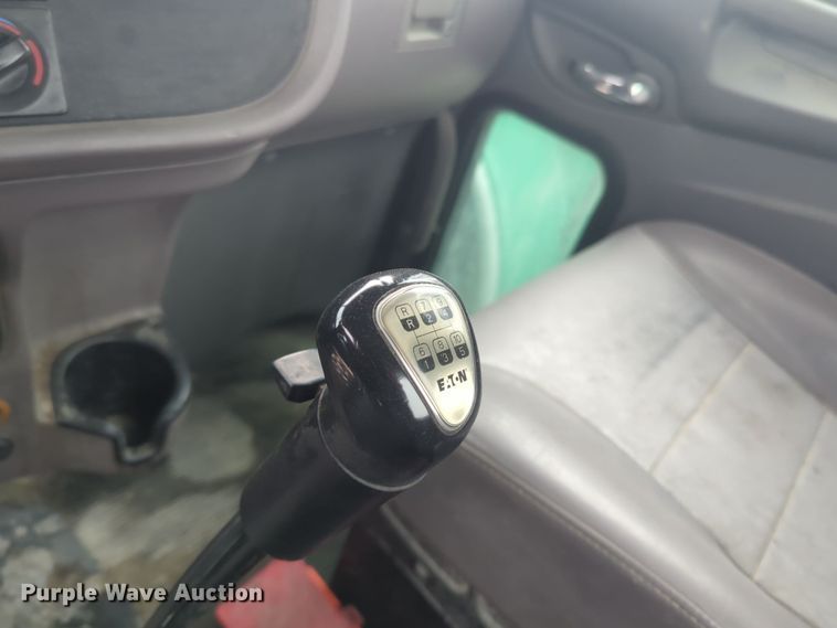 image for item DT6562 2016 Peterbilt  389 semi truck