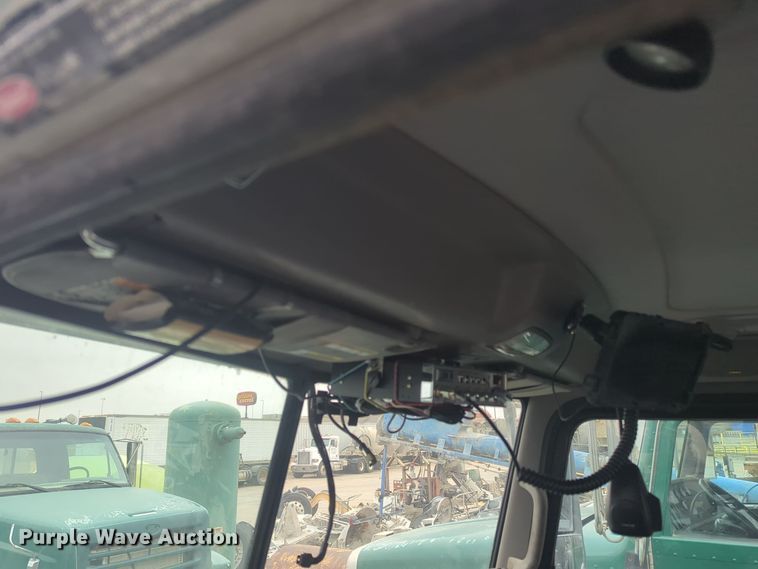 image for item DT6562 2016 Peterbilt  389 semi truck