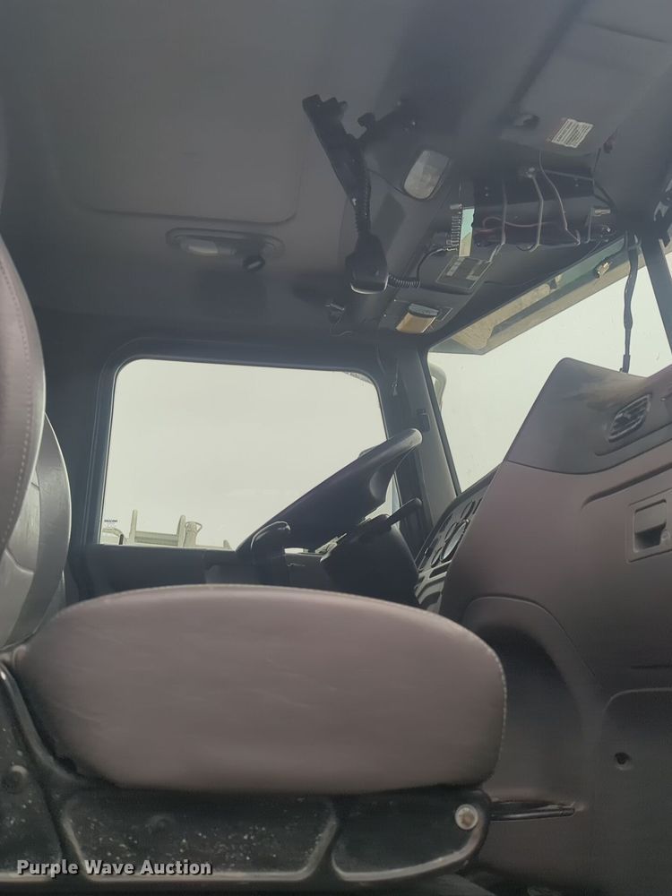 image for item DT6562 2016 Peterbilt  389 semi truck