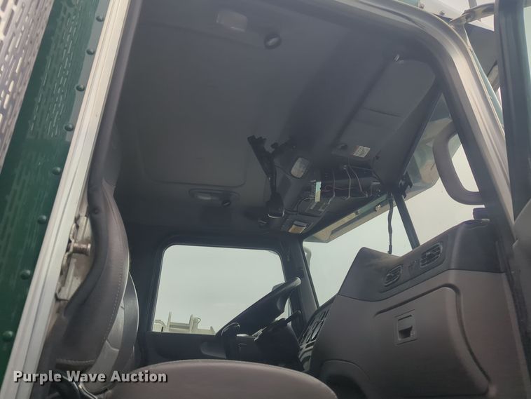 image for item DT6562 2016 Peterbilt  389 semi truck