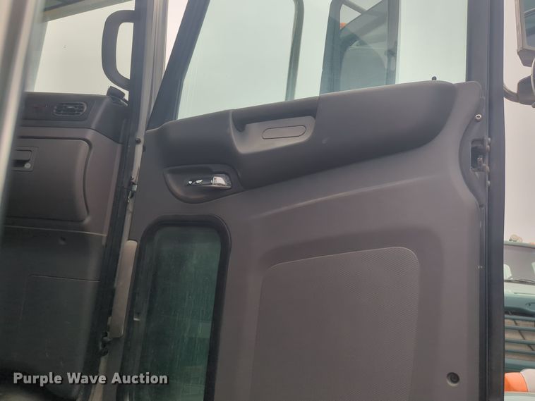 image for item DT6562 2016 Peterbilt  389 semi truck