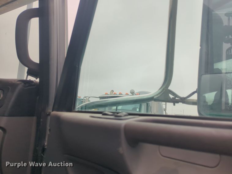 image for item DT6562 2016 Peterbilt  389 semi truck