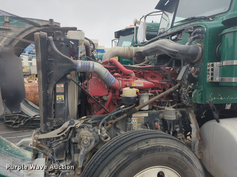 image for item DT6562 2016 Peterbilt  389 semi truck