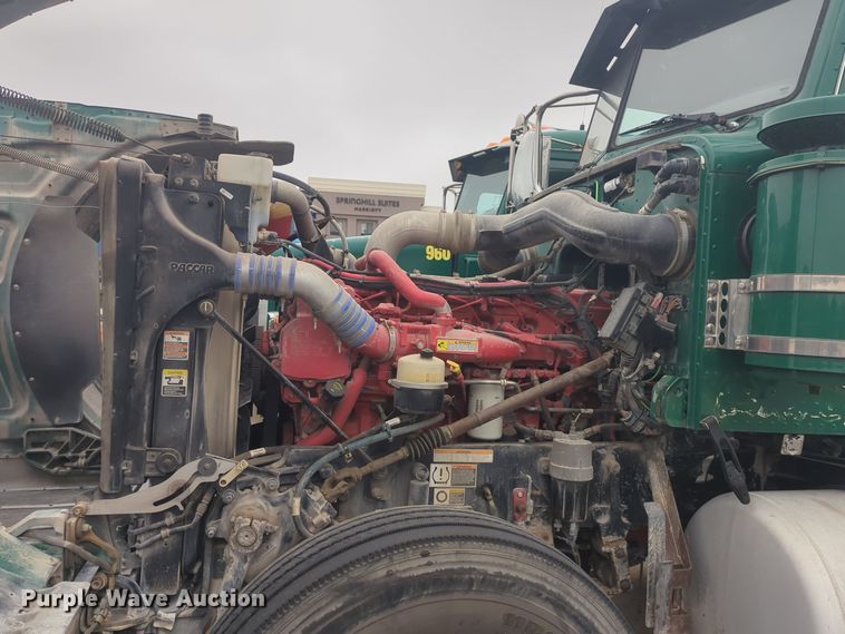 image for item DT6562 2016 Peterbilt  389 semi truck