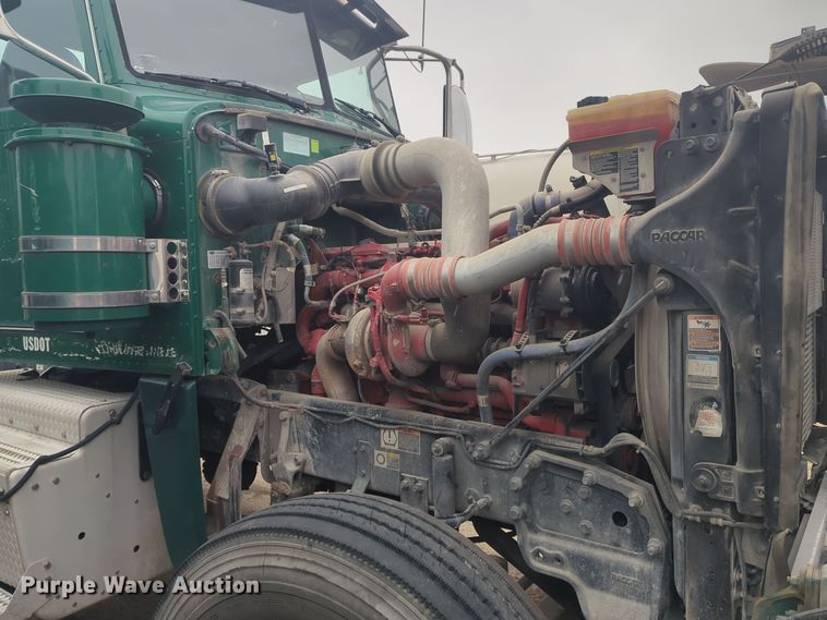 image for item DT6562 2016 Peterbilt  389 semi truck