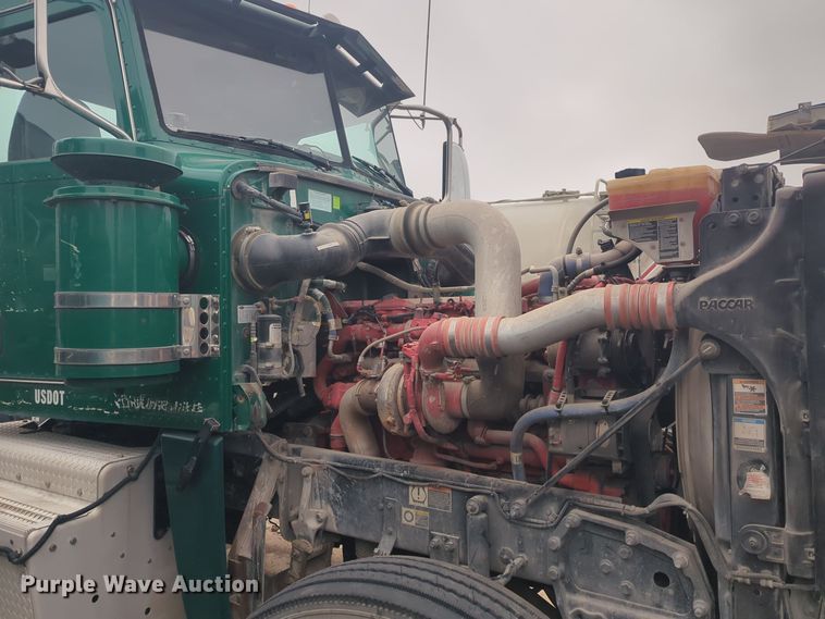 image for item DT6562 2016 Peterbilt  389 semi truck